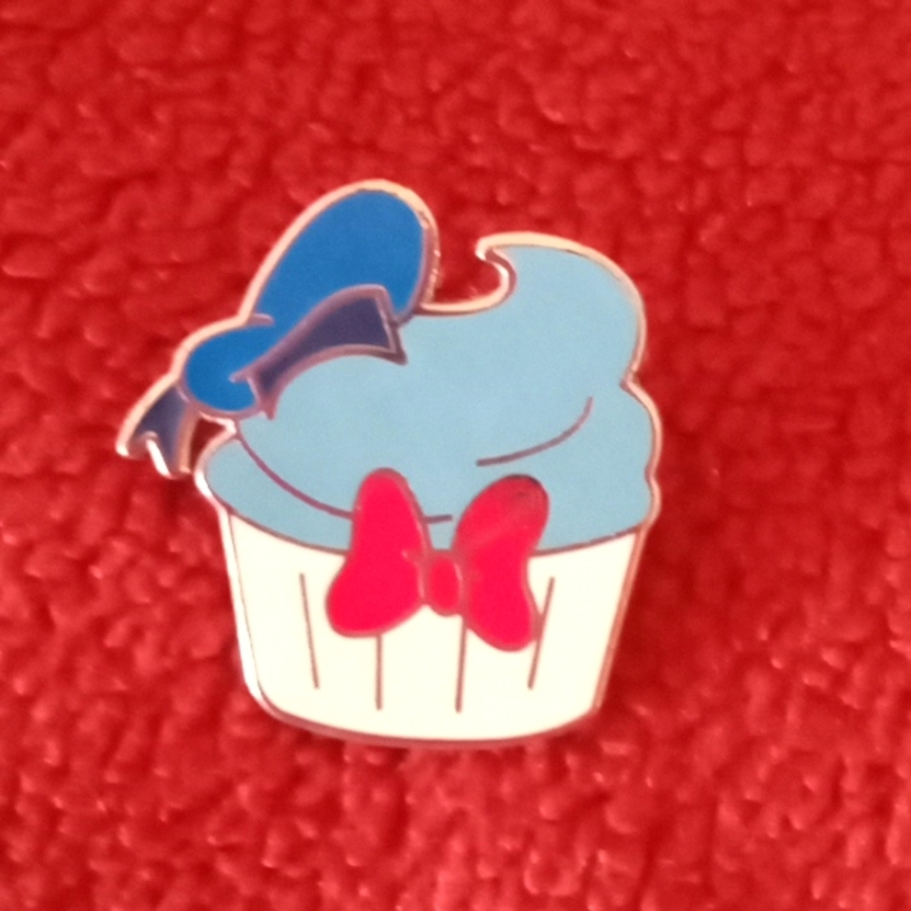 HONG KONG DISNEYLAND DONALD CUPCAKE PIN